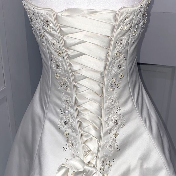 Maggie Sottero Couture A-Line Back Lace-Up White Wedding Dress - Picture 13 of 17